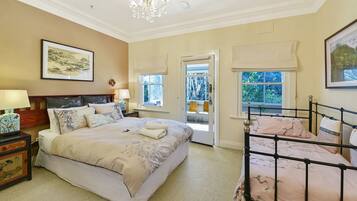 6 bedrooms, desk, iron/ironing board, travel cot