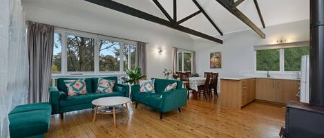 Smart-tv, een open haard en boeken