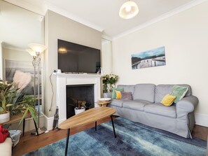 Smart TV - No. Five - Worthing - sleeps 6 guests in 2 bedrooms (Worthing)