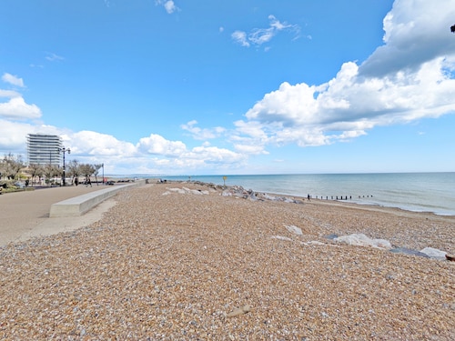 No. Five - Worthing  - sleeps 6 guests  in 2 bedrooms