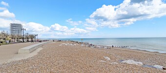 No. Five - Worthing  - sleeps 6 guests  in 2 bedrooms