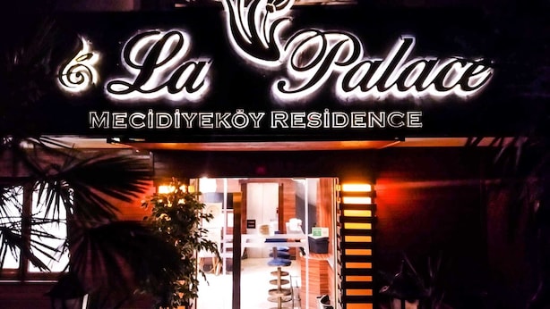 L’extérieur de La Palace est remarquable, notamment grâce à un grand panneau lumineux sur lequel figure le nom de l’établissement et, en dessous, l’inscription « MECIDIYEKOY RESIDENCE ».