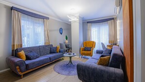 Un salon moderne comprenant un canapé, une table basse et un fauteuil.