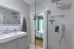 Dusche, Haartrockner, Handtücher