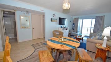 Condo, 2 Bedrooms | Dining