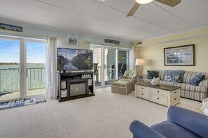 Condo, 2 Bedrooms | Living area