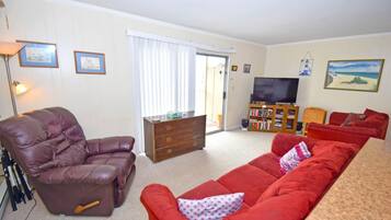 Condo, 3 Bedrooms | Living room
