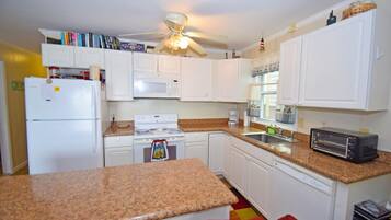Condo, 3 Bedrooms | Private kitchen