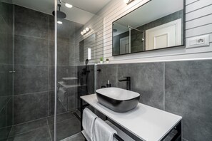 Douche, sĂšche-cheveux, serviettes fournies