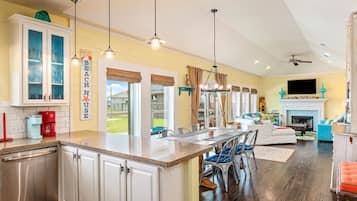 House, 3 Bedrooms | Private kitchen | Fridge, coffee/tea maker, toaster