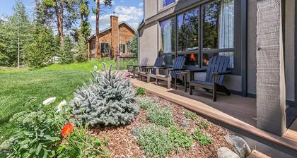 Friendly Fox Chalet 8 Bedroom Home by RedAwning