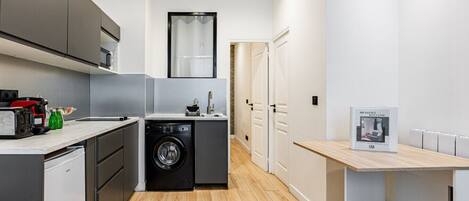 Réfrigérateur, micro-ondes, cafetière/bouilloire