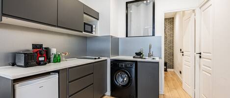 Geladeira, micro-ondas, cafeteira/chaleira