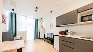 Eine moderne Wohnung mit Küche, Essbereich und Wohnzimmer.