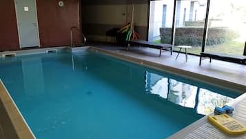 Una piscina cubierta