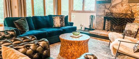 Älytelevisio, takka, pöytätennispöytä, kirjoja