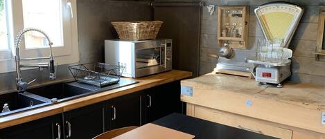 Réfrigérateur, micro-ondes, four, plaque de cuisson