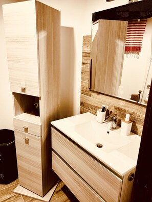 淋浴设施、吹风机、坐浴桶、毛巾