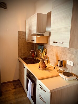 Kühlschrank, Ofen, Herdplatte, Wasserkocher