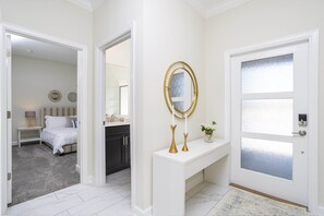 4 habitaciones, tabla de planchar con plancha, wifi y ropa de cama 