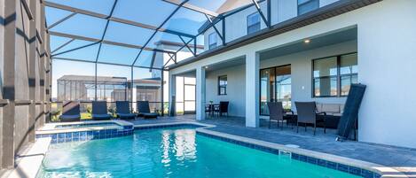 حمّام سباحة مُدفَّأ