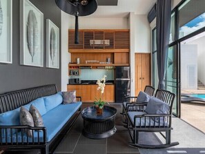 TV connectée, lecteur de DVD, livres