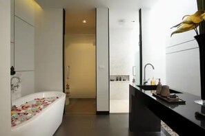 Ducha y bañera combinadas, secador de pelo, toallas y jabón