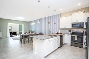 冰箱、微波炉、烤箱、炉灶