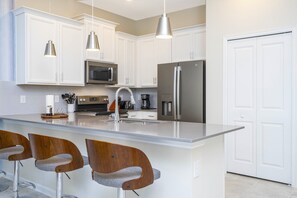 冰箱、微波炉、烤箱、炉灶