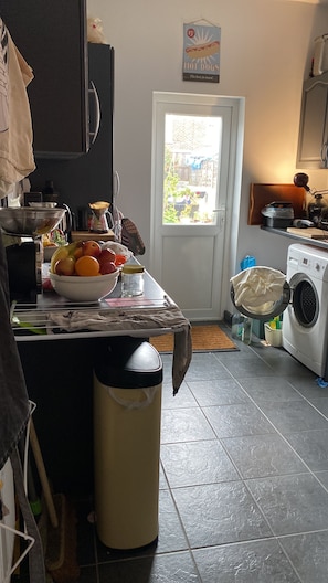 House, 2 Queen Beds | Private kitchen