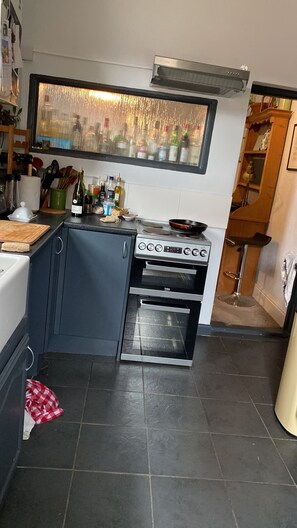 House, 2 Queen Beds | Private kitchen | Fridge, oven, stovetop, toaster - Lovely 2-bed House in Southsea (Portsmouth)