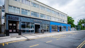 Un edificio con un escaparate que dice 'Sands Lava Pizza'.