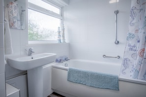 Apartemen (2 Bedrooms) | Kamar mandi | Kombinasi shower/bathtub dan handuk