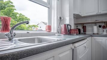 Apartment (2 Bedrooms) | Private kitchen | Full-size fridge, microwave, oven, stovetop