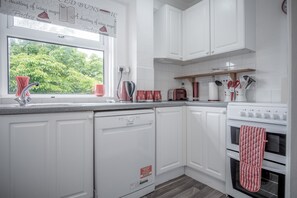 Apartment (2 Bedrooms) | Private kitchen | Full-sized fridge, microwave, oven, electric kettle