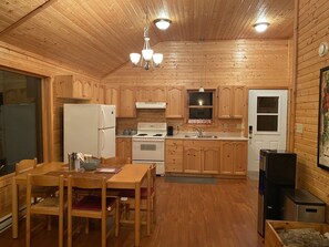 Fridge, microwave, oven, stovetop - Chalet Drive - Lakefront Cottage (Windsor)