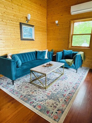 TV, ping pong, books, computer monitors - Chalet Drive - Lakefront Cottage (Windsor)