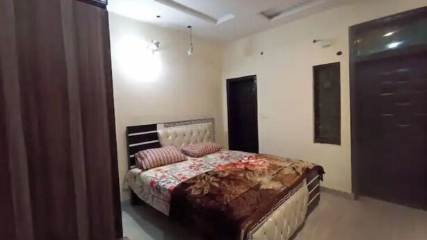 Un dormitorio con cama, armario y ventilador de techo.