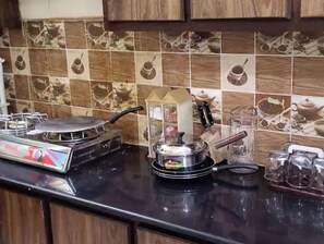 Micro-ondes, tables à manger