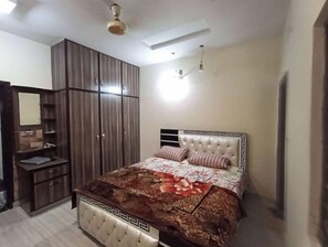 5 Schlafzimmer, Schreibtisch, kostenloses WLAN