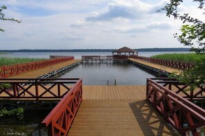 Property grounds - Holiday home with garden, close to the lake (Kalbornia)