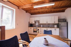 Een koelkast, een oven, een kookplaat, een koffiezetapparaat/waterkoker