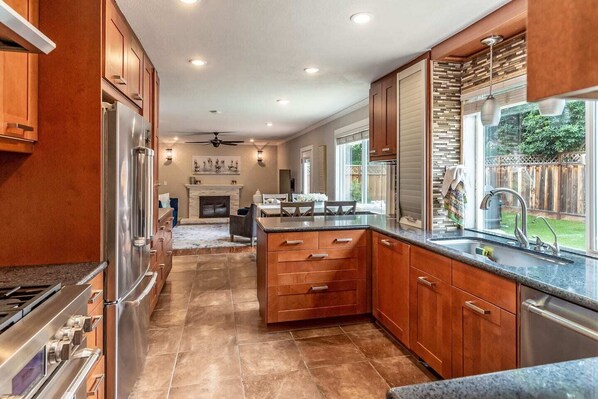 Fridge, microwave, oven, stovetop - Spacious Retreat: Home with State-of-the-Art Chef’s Kitchen (San Jose)