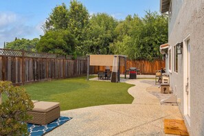 Outdoor dining - Spacious Retreat: Home with State-of-the-Art Chef’s Kitchen (San Jose)