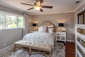 5 bedrooms, iron/ironing board, travel crib, free WiFi - Spacious Retreat: Home with State-of-the-Art Chef’s Kitchen (San Jose)