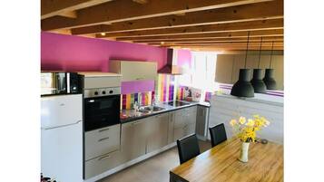 Geladeira, micro-ondas, fogĂŁo, cooktop