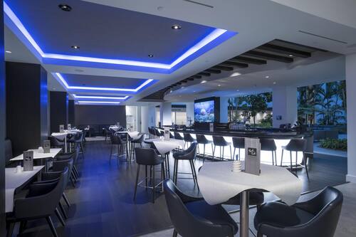 2 restaurants servant le déjeuner et le dîner