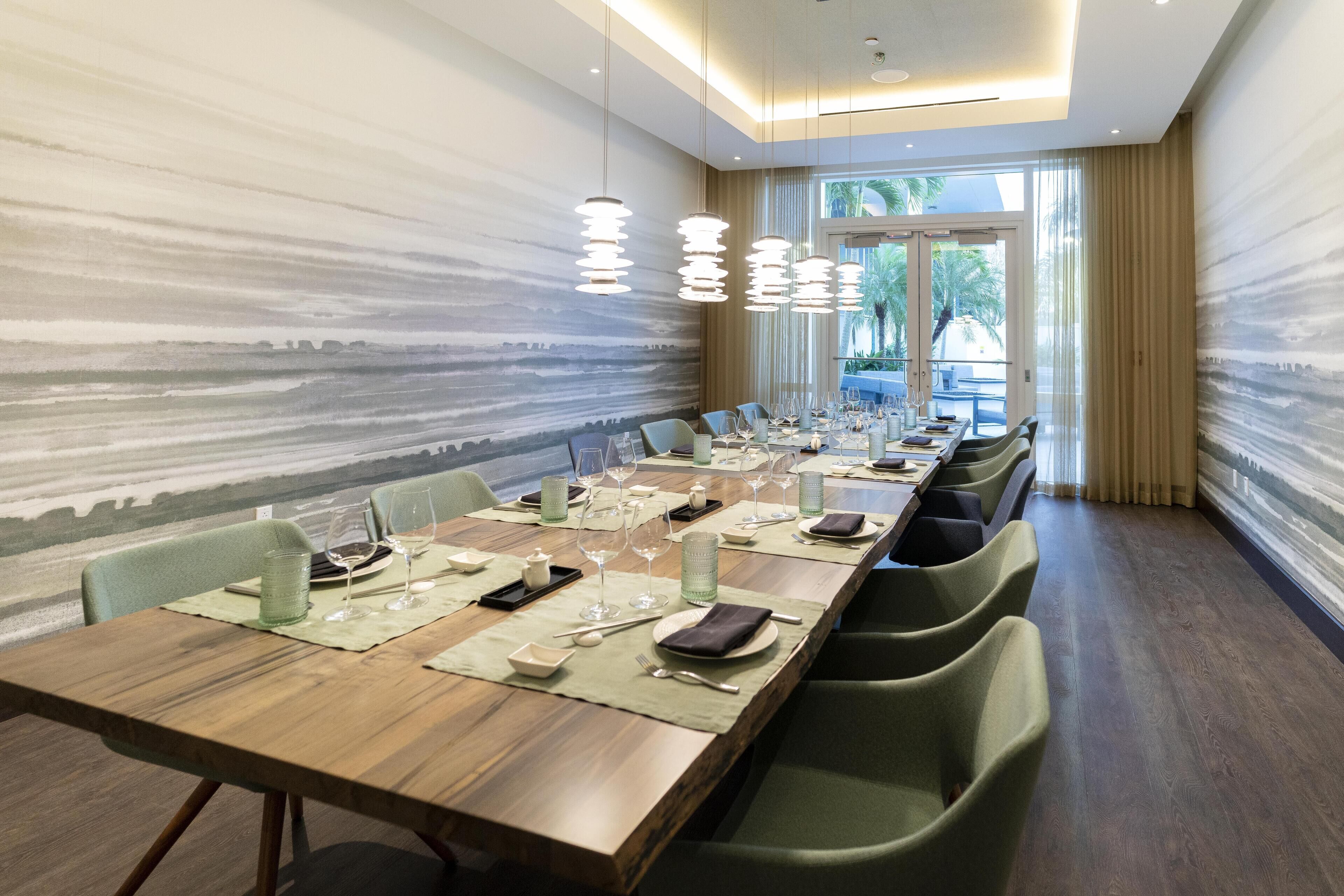 2 restaurants, lunch, dinner served; local and international cuisine