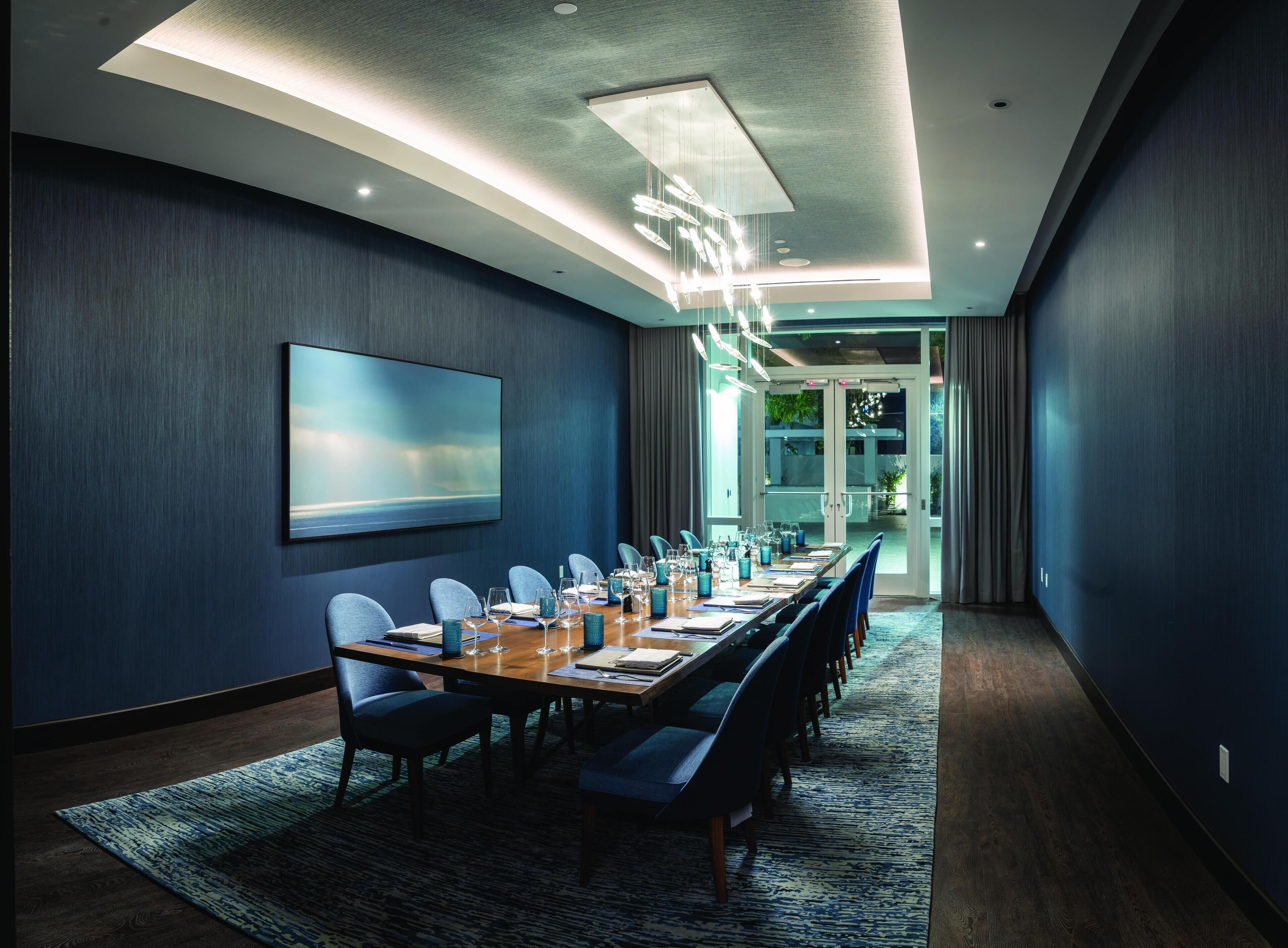 2 restaurants, lunch, dinner served; local and international cuisine