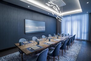 2 restaurants, lunch, dinner served; local and international cuisine - Innovation Hotel (Naples)